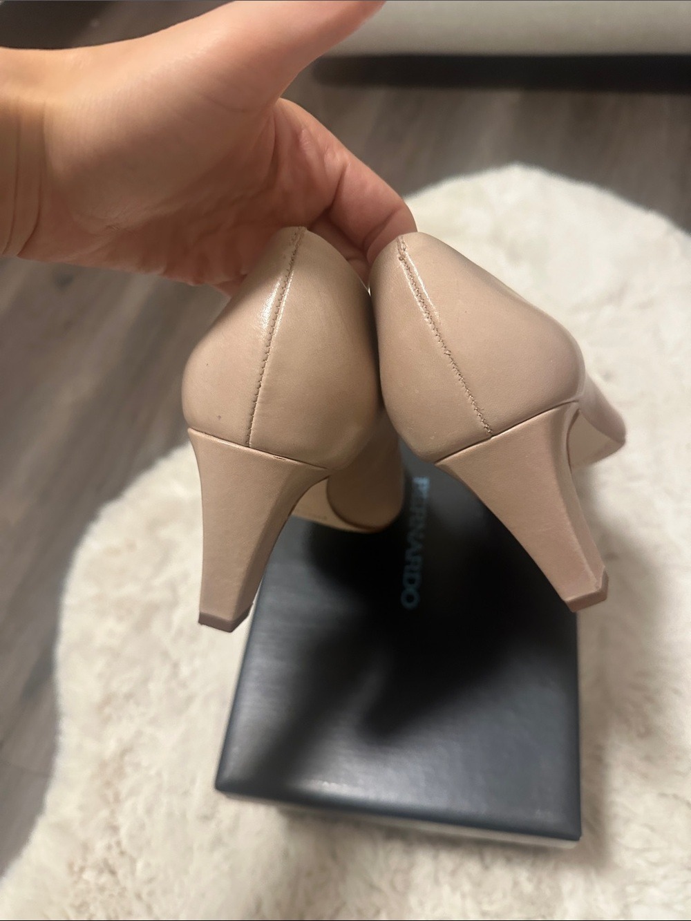 Bernardo Classic Pointed-Toe Mid Heel Pump size 8 - Picture 5 of 6